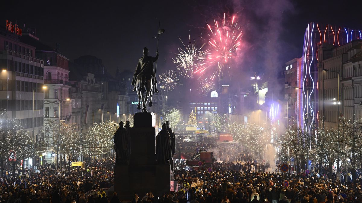 Lidé v centru Prahy slavili příchod nového roku, pyrotechnika bouchala i přes zákazy